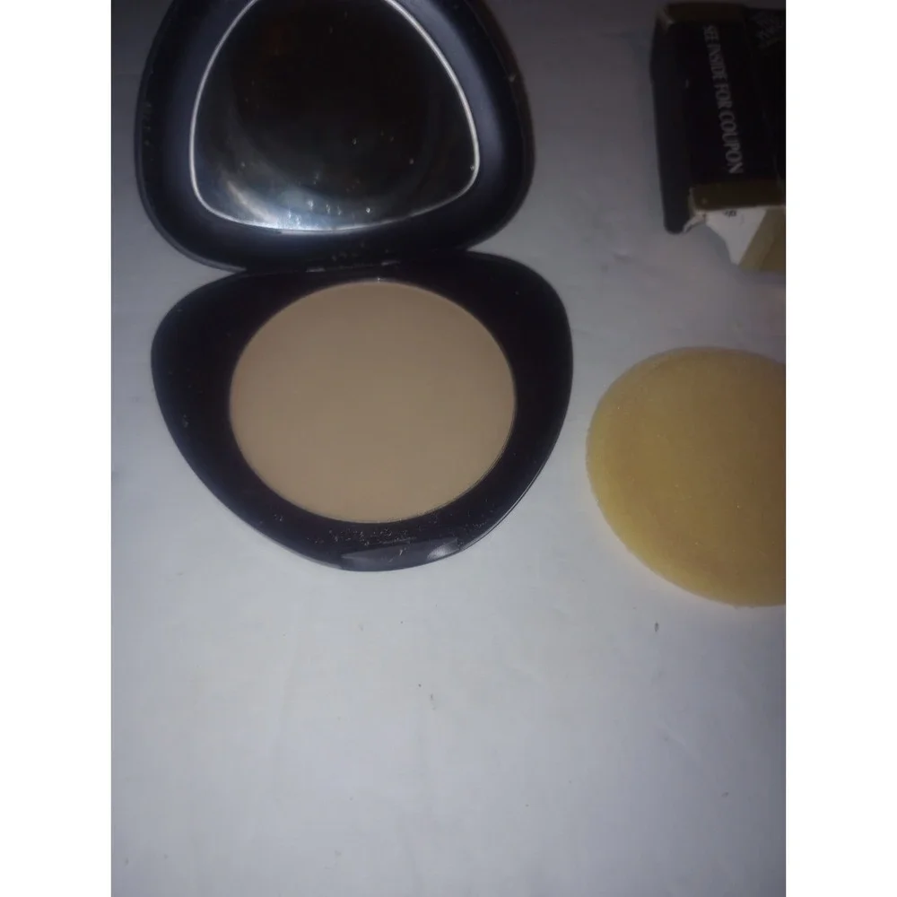 L'Oreal Feel Naturale‎ Medium Transparent Powder SPF NIB .35 Oz